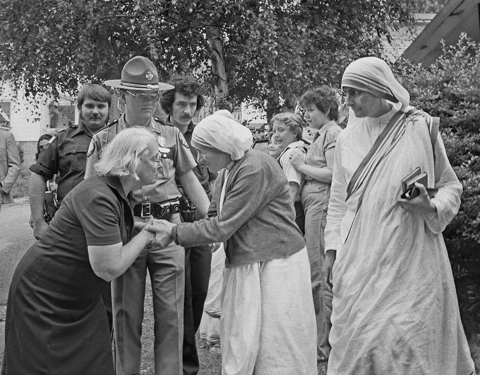 Mother Teresa meeting Jenkins residents